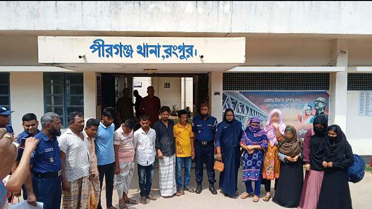 ভাড়া বাড়িতে অসামাজিক কার্যকলাপ, দম্পতিসহ ১২ জন আটক