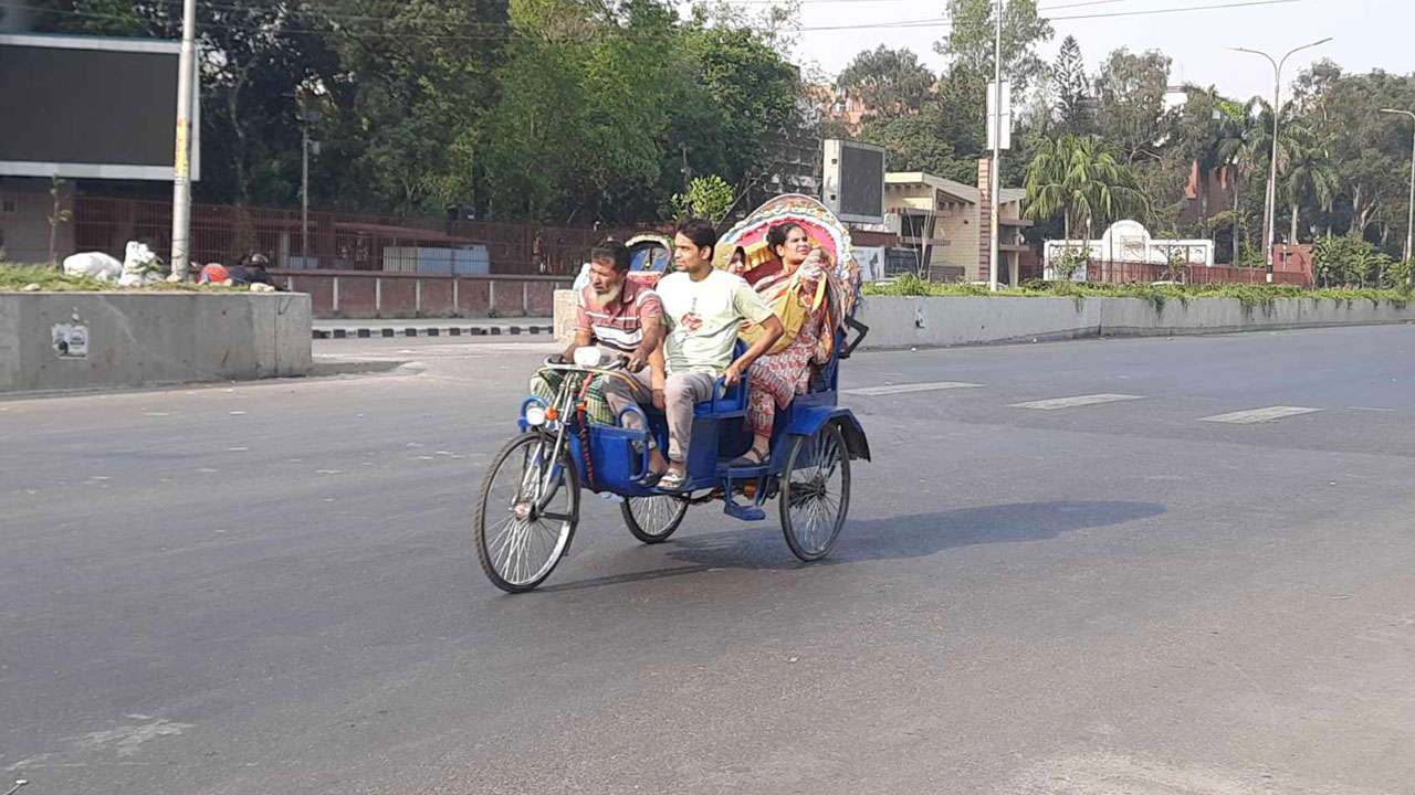 ফাঁকা সড়কে রিকশার দাপট, ভিড় বিনোদন কেন্দ্রে