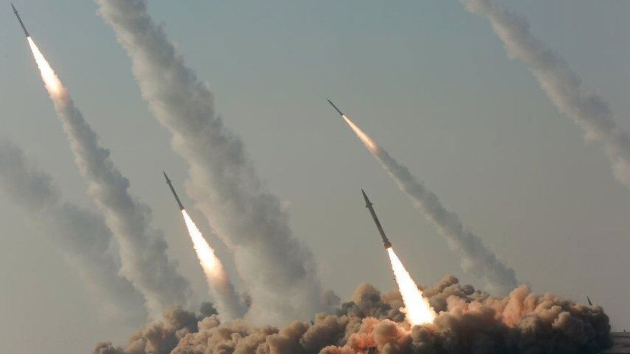 ইসরায়েলের সামরিক ঘাঁটি লক্ষ্য করে ব্যাপক হামলা হিজবুল্লাহর