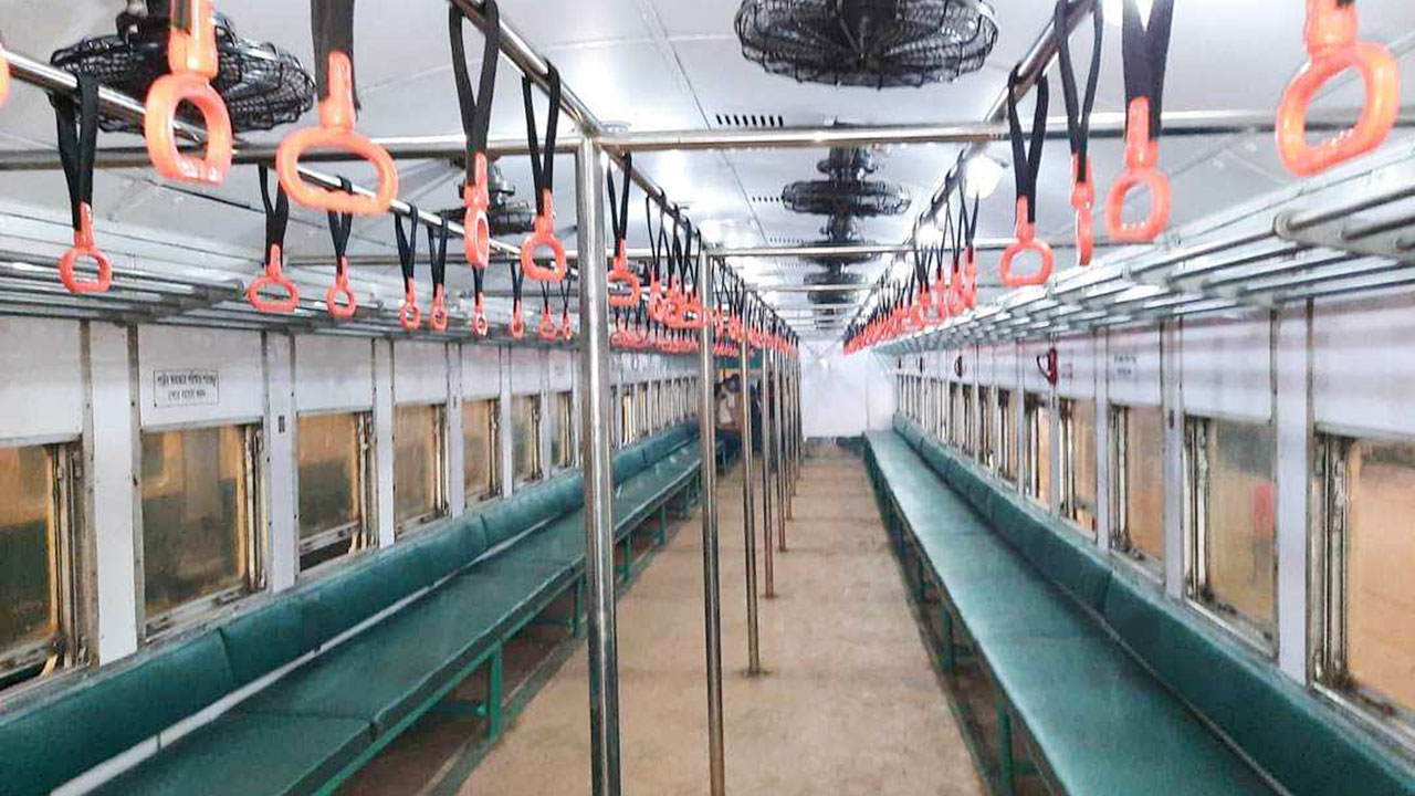 সৈয়দপুর রেলওয়ে কারখানায় আসনবিহীন যাত্রীদের কোচ তৈরি