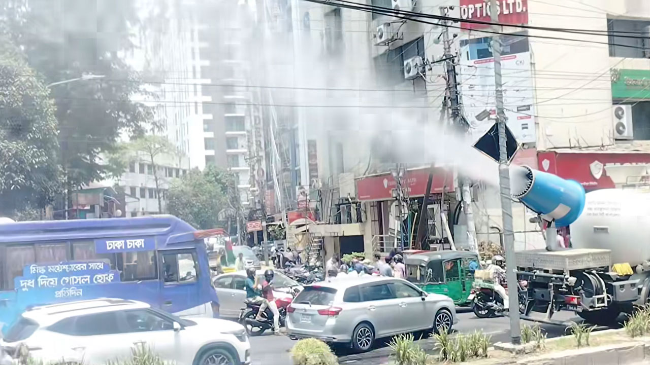 তীব্র গরমে ঢাকার সড়কে পানি ছিটাচ্ছে ডিএনসিসি
