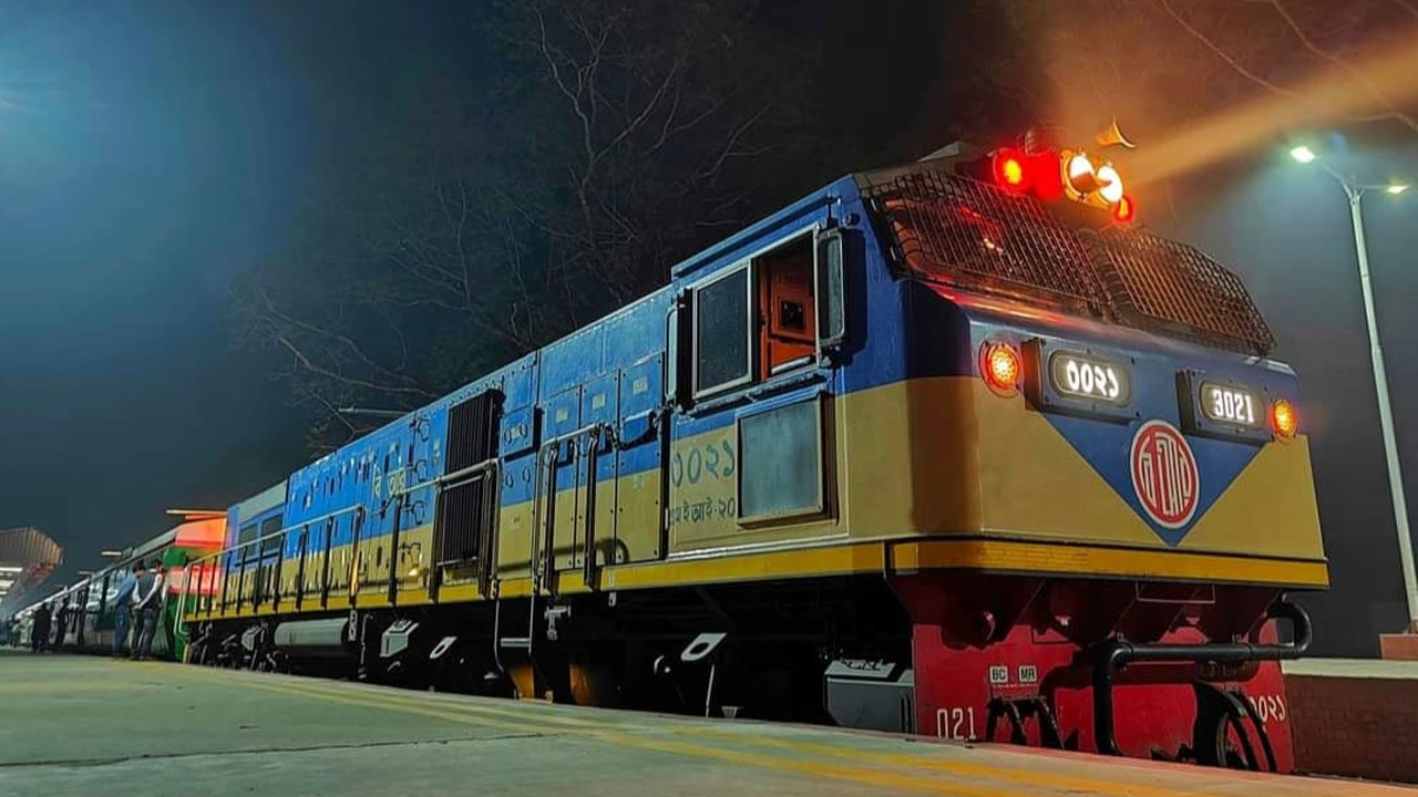 অর্ধশতাধিক যাত্রী রেখেই ছেড়ে গেল ‘বুড়িমারী এক্সপ্রেস’