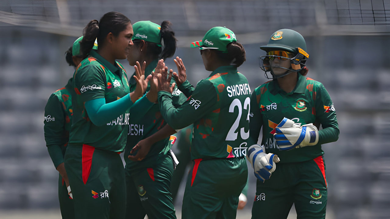 তৃষ্ণার হ্যাটট্রিকের দিনে অস্ট্রেলিয়ার রেকর্ড সংগ্রহ