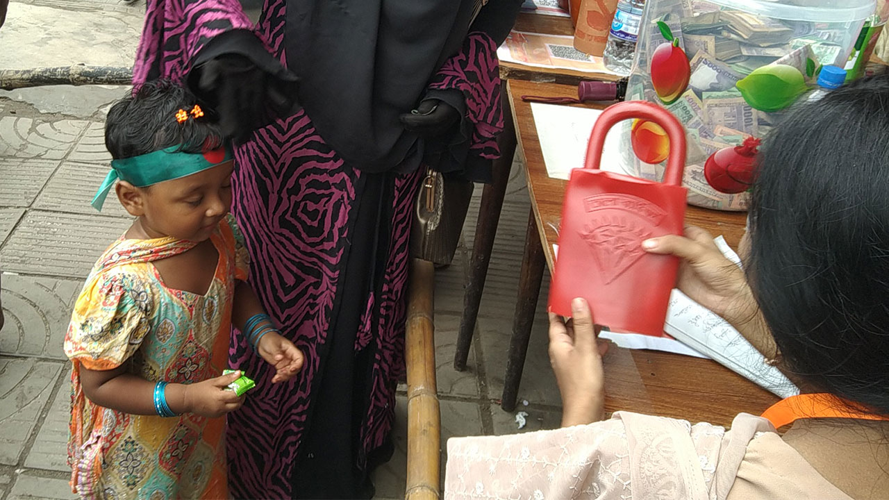 প্লাস্টিকের ব্যাংকে জমানো সব টাকা বন্যার্তদের দিয়ে গেল ছোট্ট আফরা