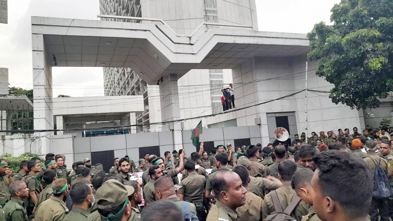 ক্যাম্প ত্যাগ করে ঢাকায় আন্দোলনে গিয়ে চাকরি হারালেন ৯৬ আনসার