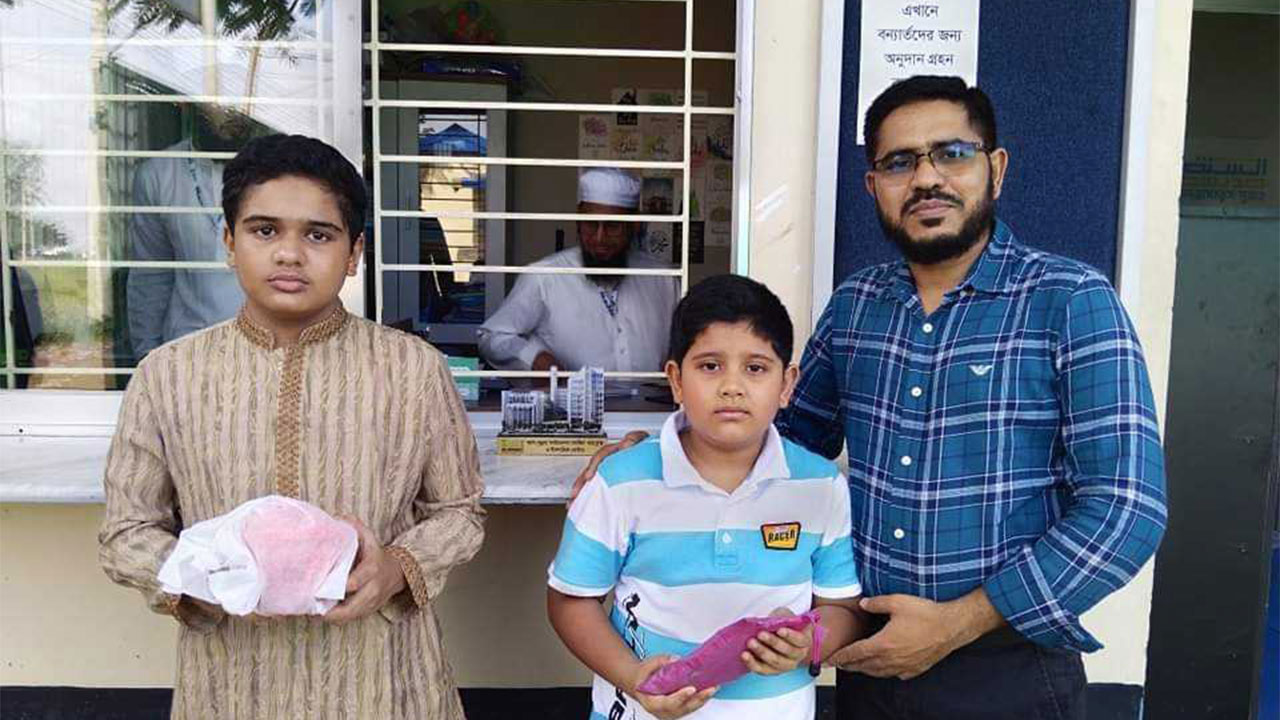 ক্রিকেট ব্যাট-অ্যাকুরিয়াম কেনার টাকা বন্যার্তদের দিলো দুই ভাই