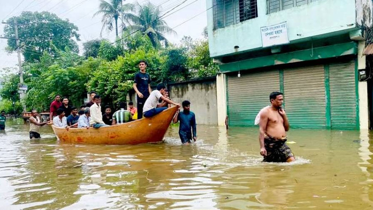 ফেনীতে ভয়াবহ বন্যা : যোগাযোগের নম্বর দিলো তথ্য মন্ত্রণালয়