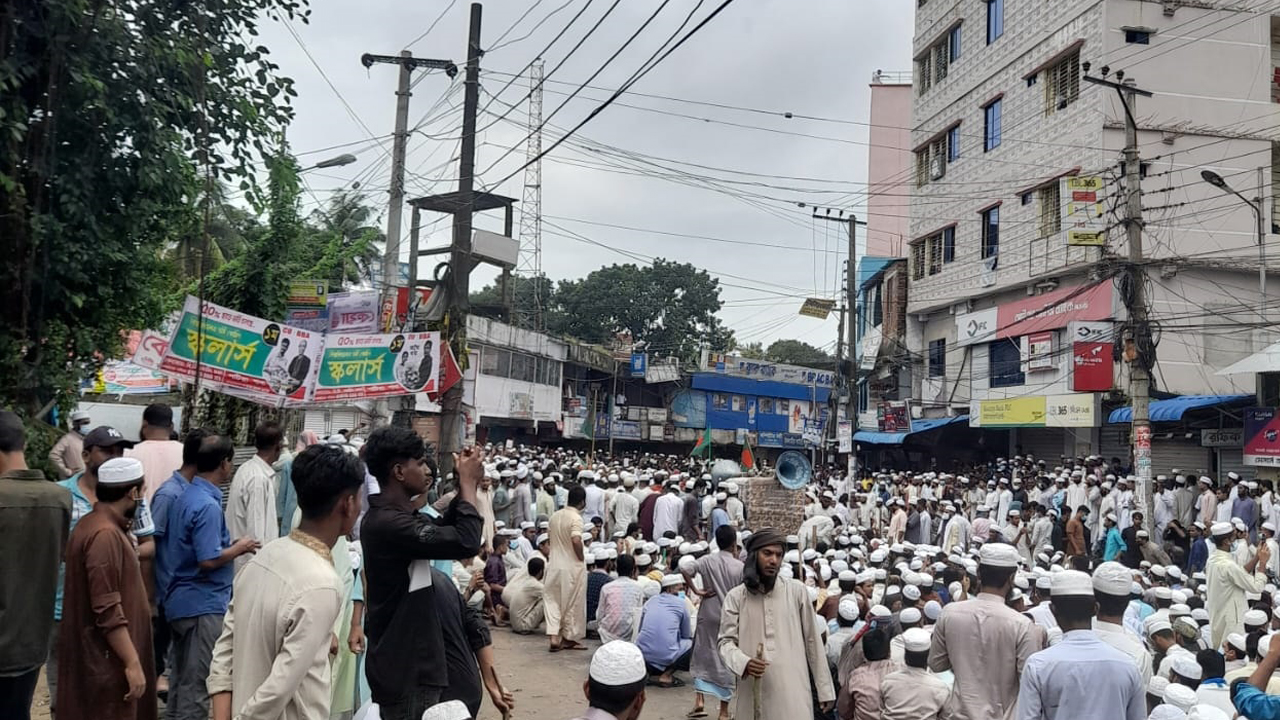 চট্টগ্রাম-কক্সবাজার মহাসড়কে মাদরাসা শিক্ষার্থীদের অবস্থান