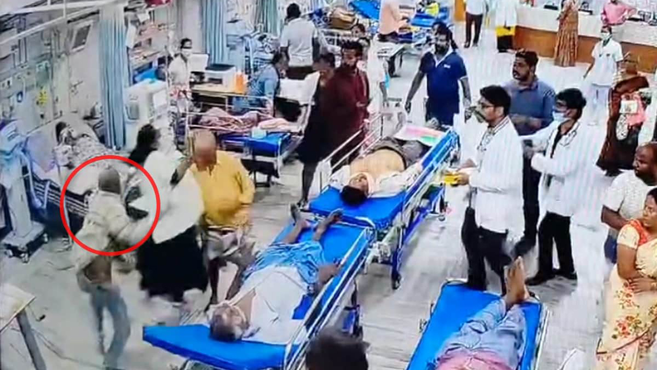 চুলের মুঠি ধরে নারী চিকিৎসককে রোগীর মারধর (ভিডিও)