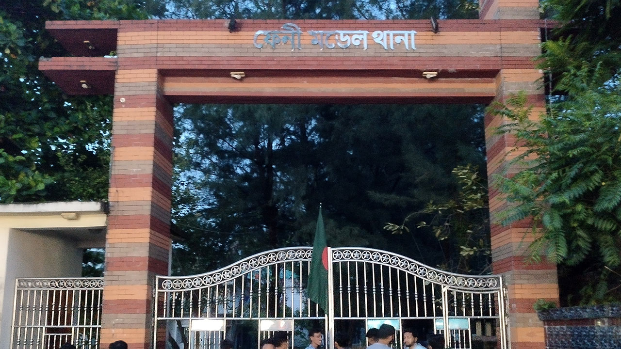 ছোট ভাইকে কুপিয়ে হত্যার দায়ে বড় ভাইকে থানায় সোপর্দ