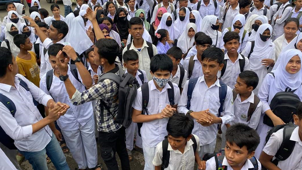 ফেনীতে আন্দোলনের মুখে প্রধান শিক্ষকের পদত্যাগ