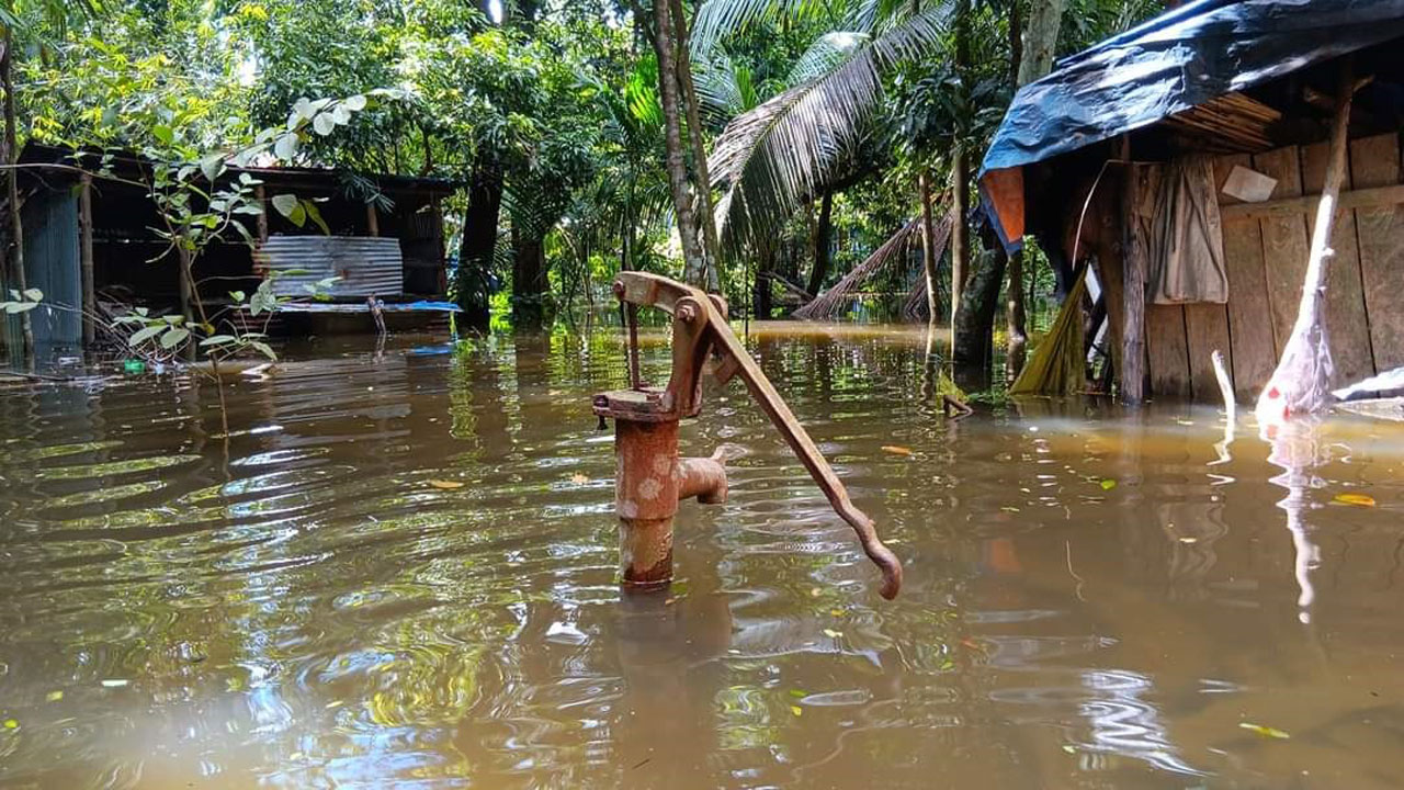 নোয়াখালীর বন্যার পানি ঢুকছে লক্ষ্মীপুরে