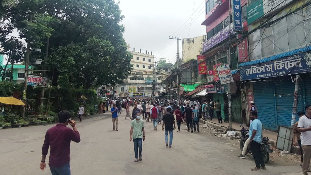 চট্টগ্রামে বিভিন্ন স্থানে বিক্ষোভকারীদের ওপর গুলি 