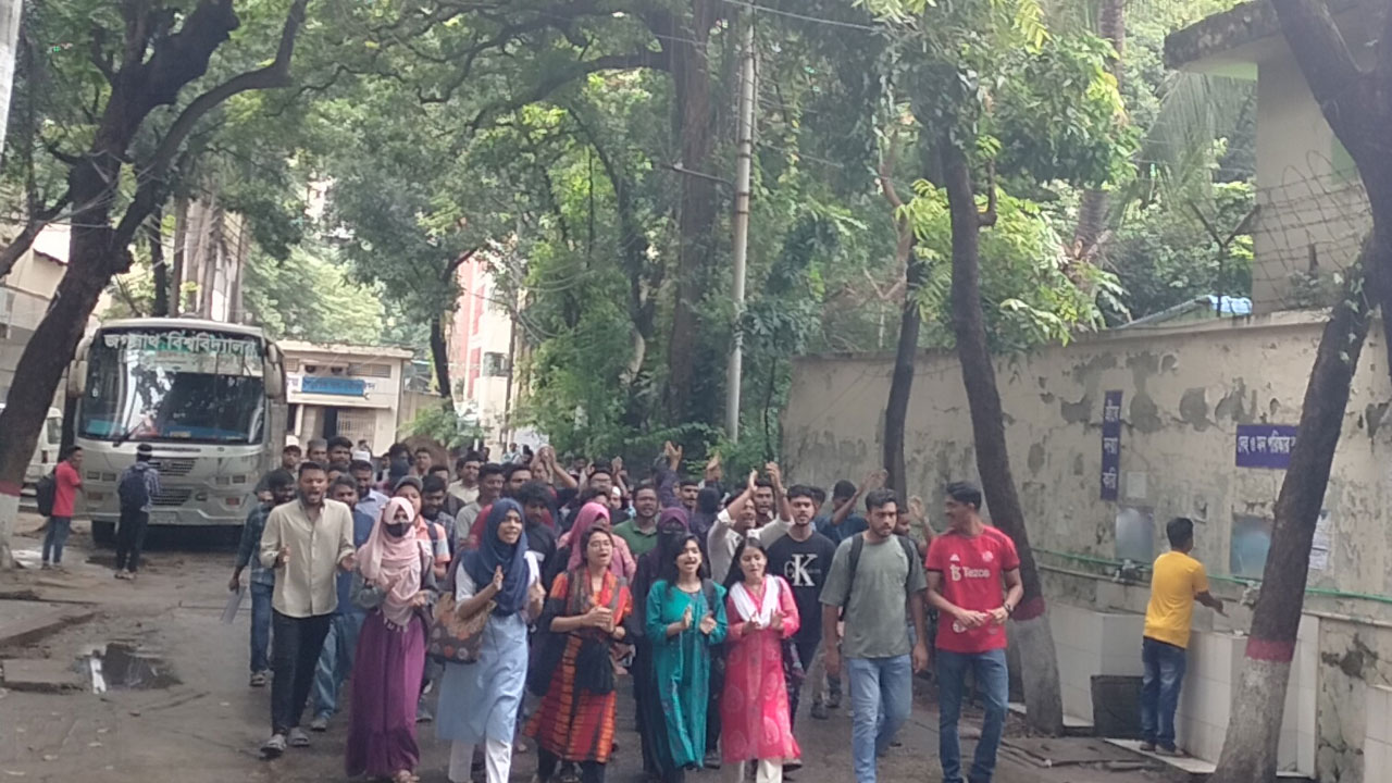 জবি মার্কেটিং বিভাগের চেয়ারম্যানের পদত্যাগের দাবিতে বিক্ষোভ 