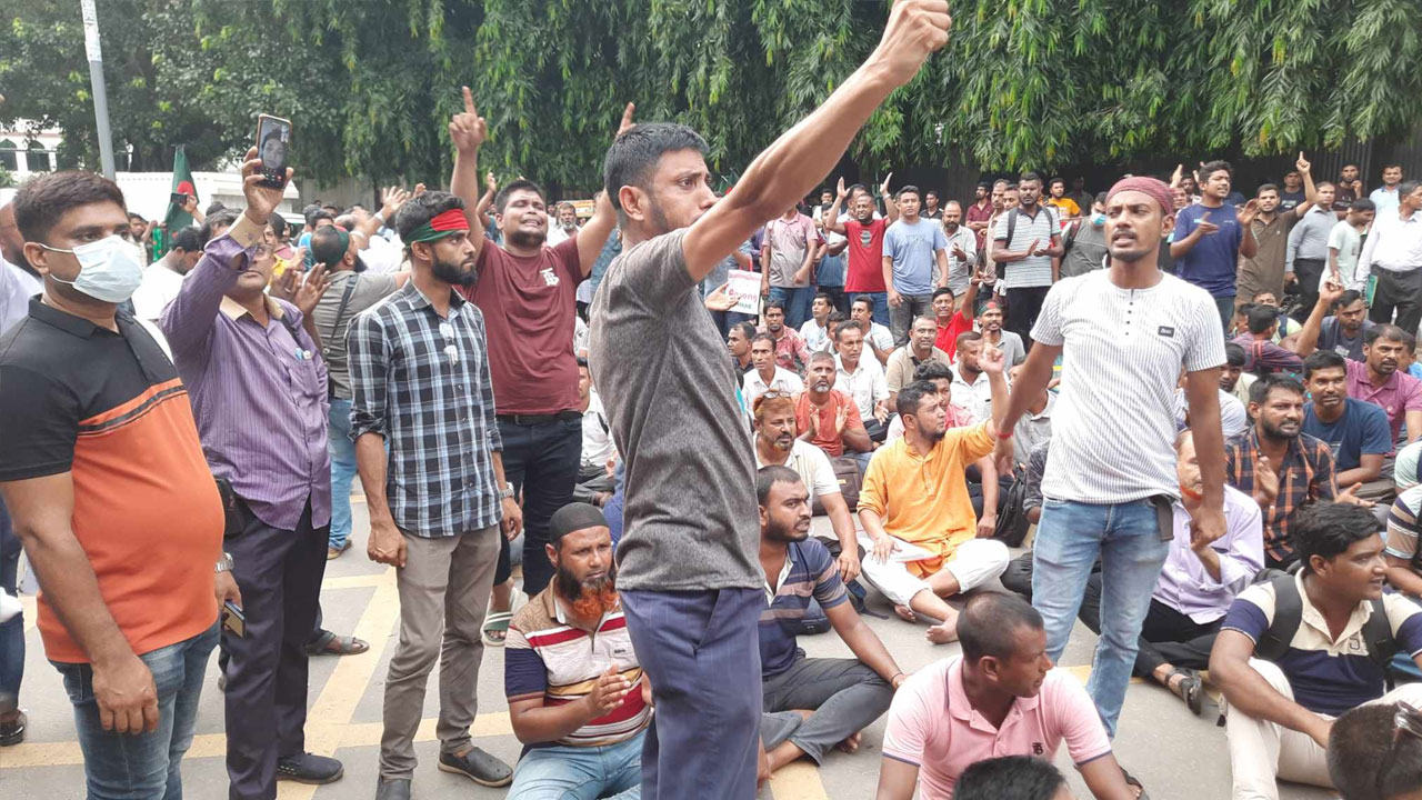 ঢাকা পোস্টের নিউজ শেয়ার করায় চাকরি খোয়ান পুলিশের অনেক সদস্য!