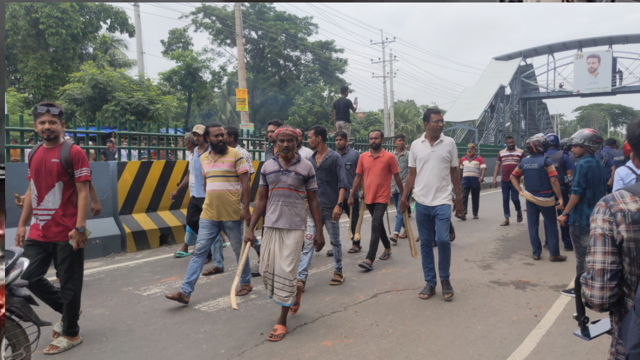 বাগেরহাটে ধাওয়া-পাল্টা ধাওয়া, পুলিশ-সাংবাদিকসহ আহত ১৫