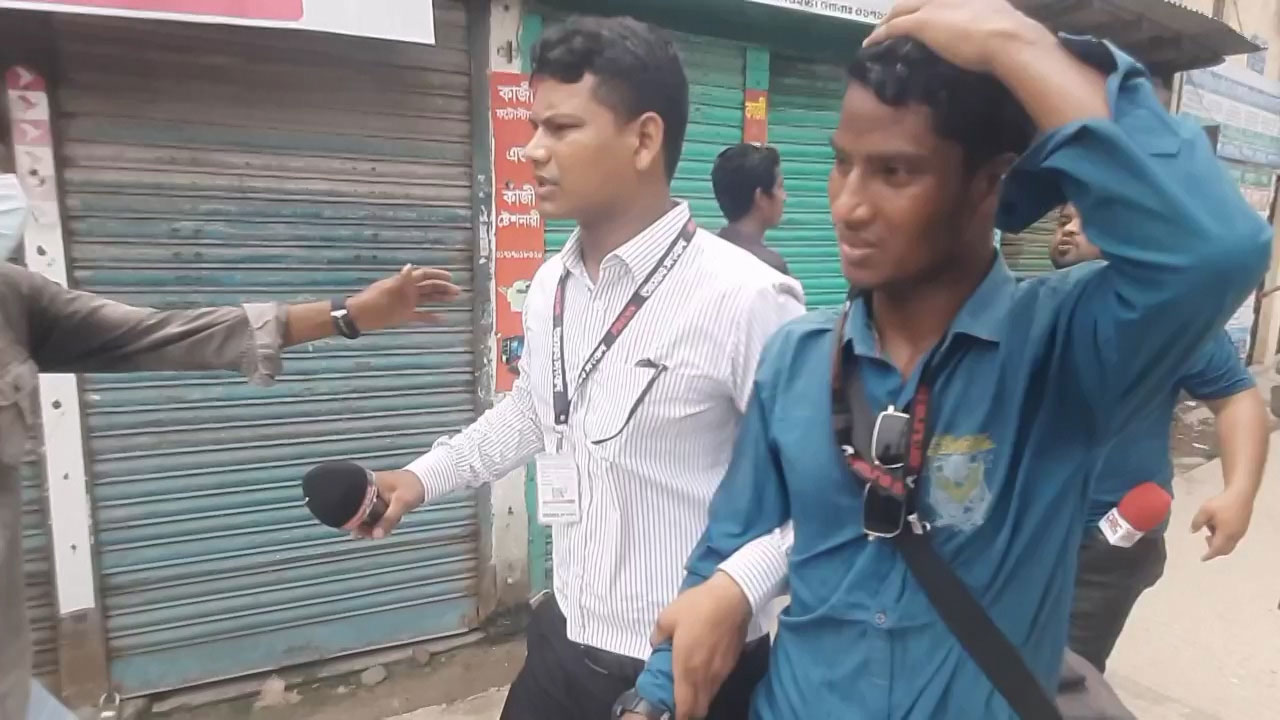 লালমনিরহাটে শিক্ষার্থীদের ওপর রাবার বুলেট-টিয়ার শেল নিক্ষেপ