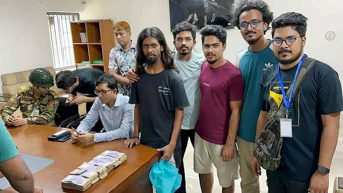 রাস্তায় পড়ে থাকা ব্যাগে লাথি, অভিনেতারা পেলেন ১৮ লাখ টাকা!