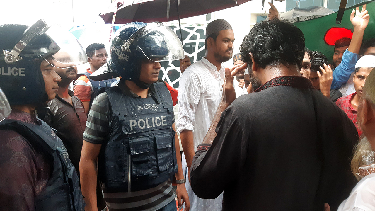 নওগাঁয় শিক্ষার্থীদের রাস্তায় নামতে দেয়নি পুলিশ