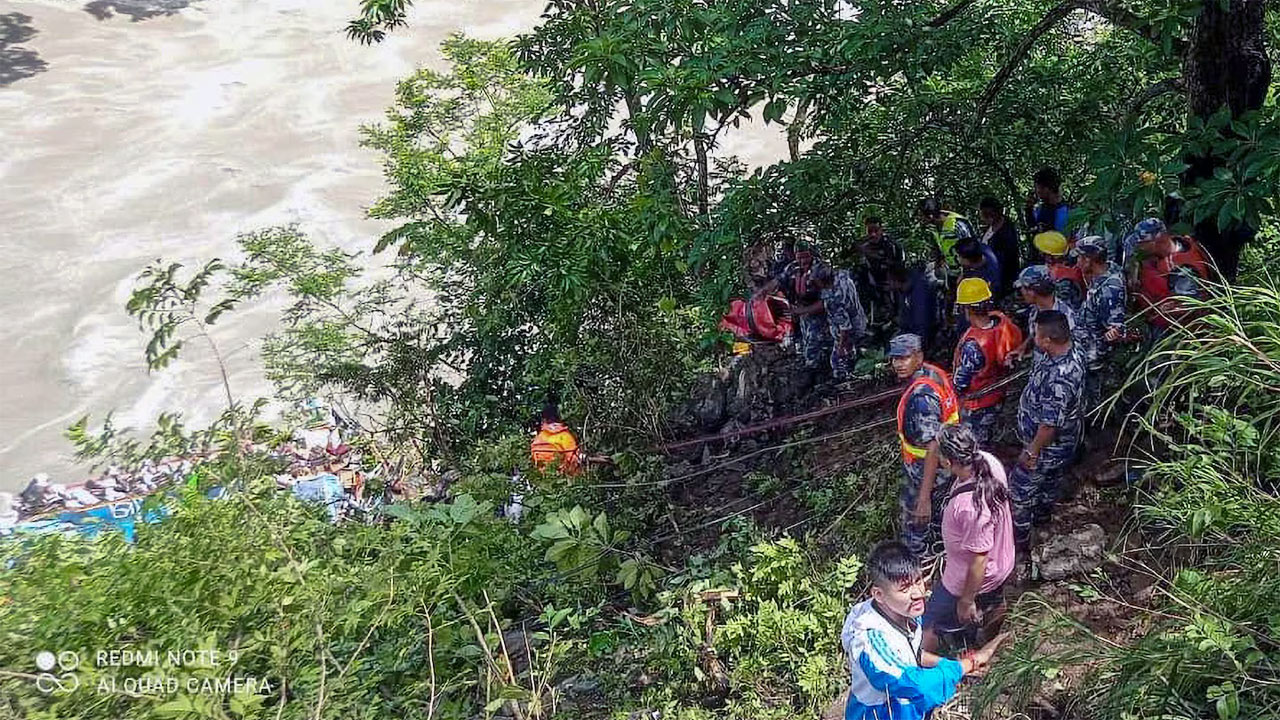 নেপালে বাস নদীতে পড়ে নিহত ১৪ : ভিডিও