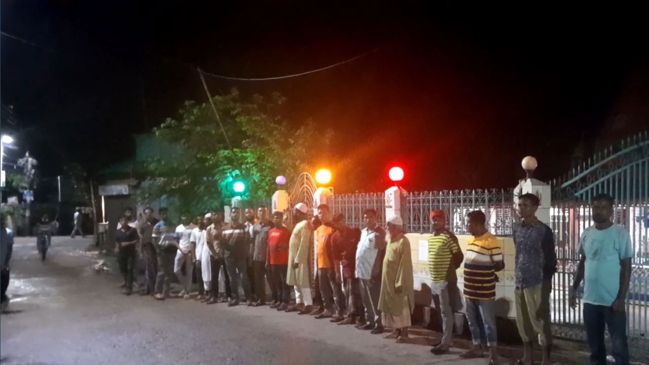 সংখ্যালঘুদের জান-মালের নিরাপত্তায় রাতভর পাহারায় ছাত্র-জনতা