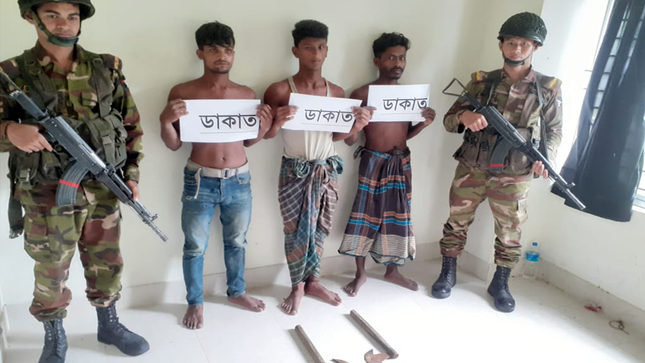 নোয়াখালীতে ৩ ডাকাত ধরে সেনাবাহিনীর কাছে সোপর্দ