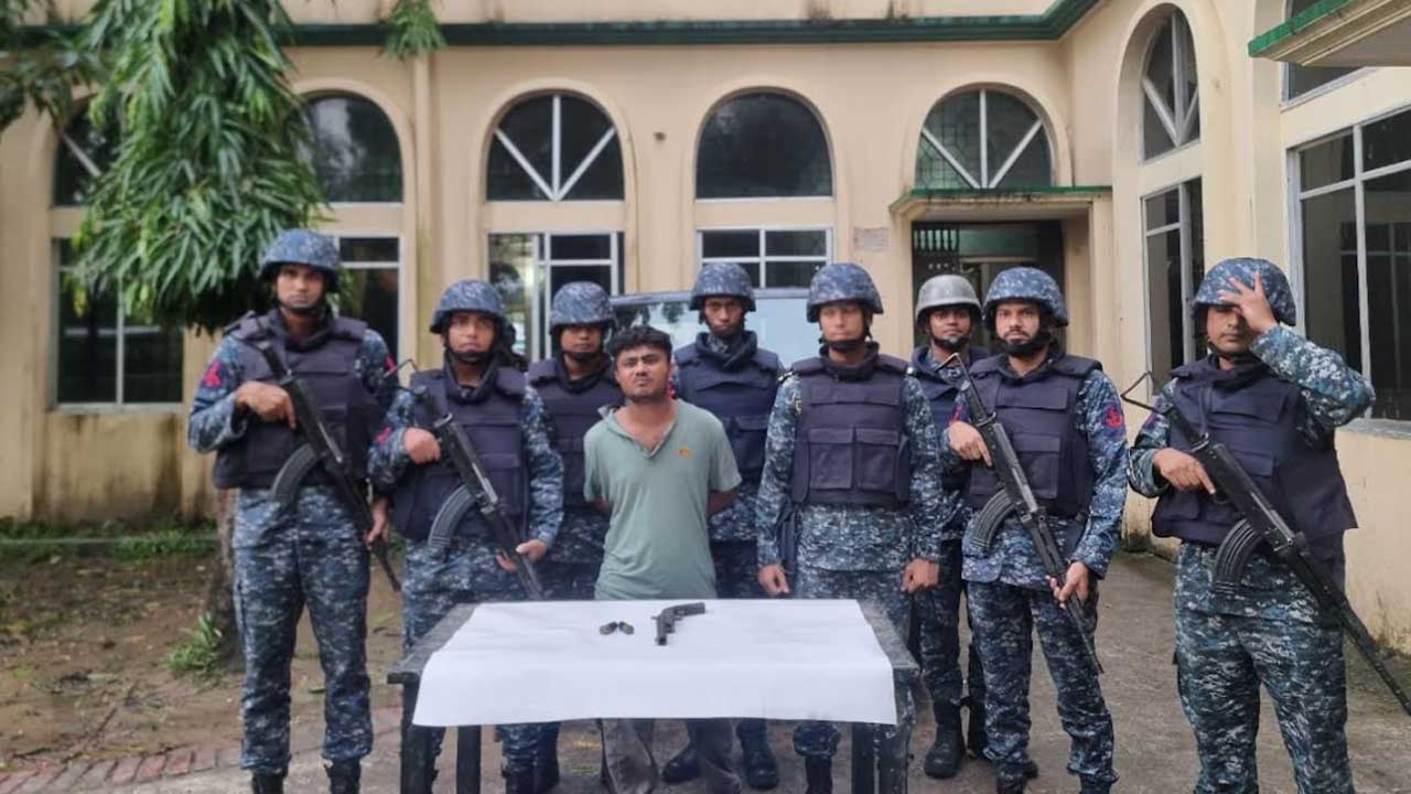 মহেশখালীতে অস্ত্র-গুলিসহ যুবক আটক