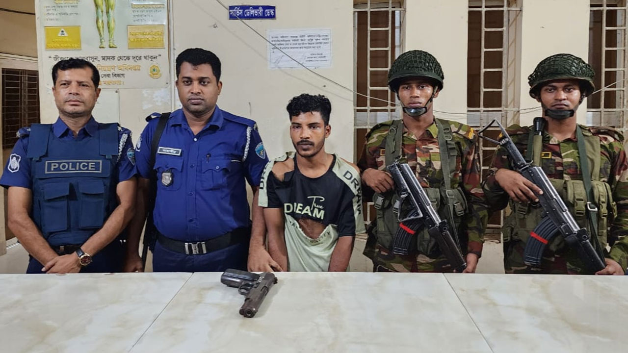 থানা থেকে লুট হওয়া আগ্নেয়াস্ত্রসহ যুবক গ্রেপ্তার