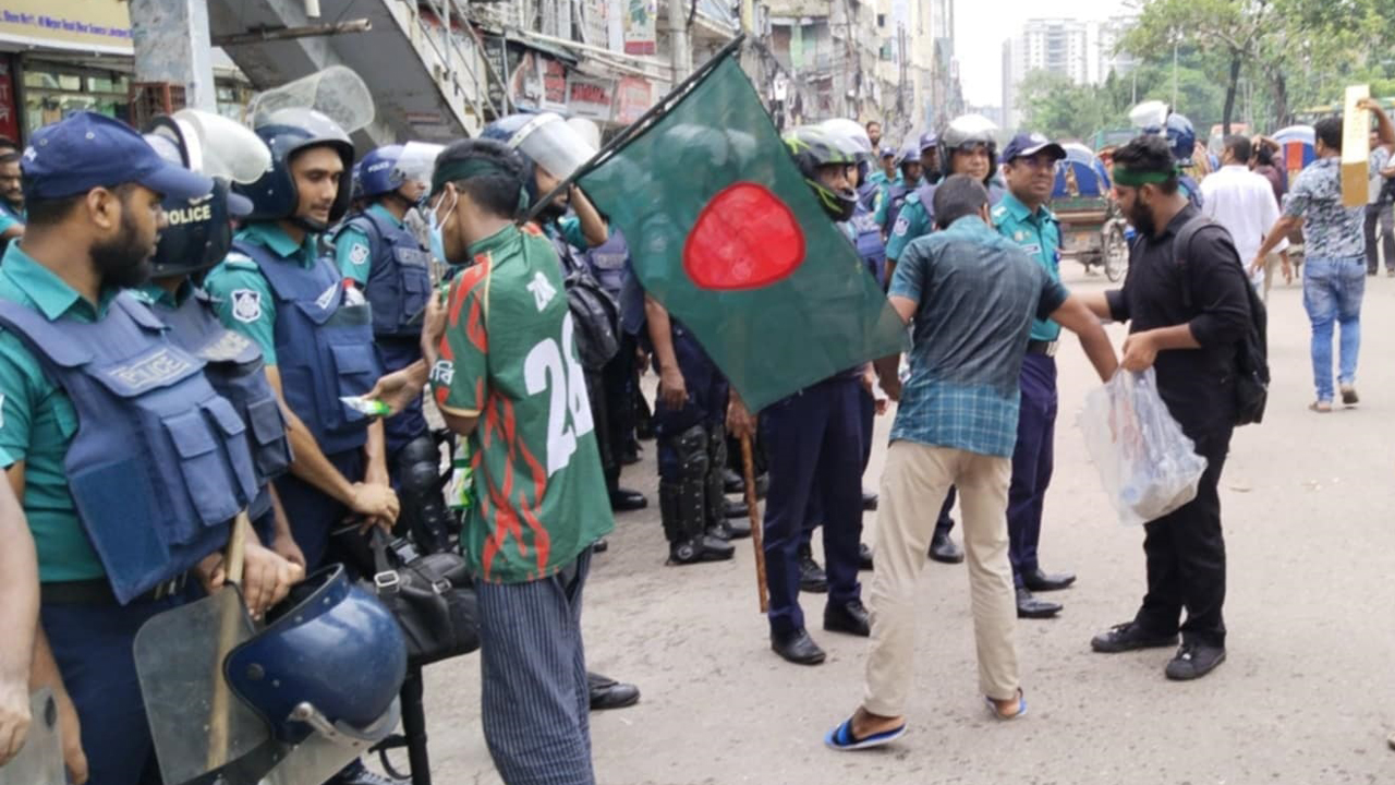 পুলিশকে বিস্কুট-পানি দিলো আন্দোলনরত শিক্ষার্থীরা