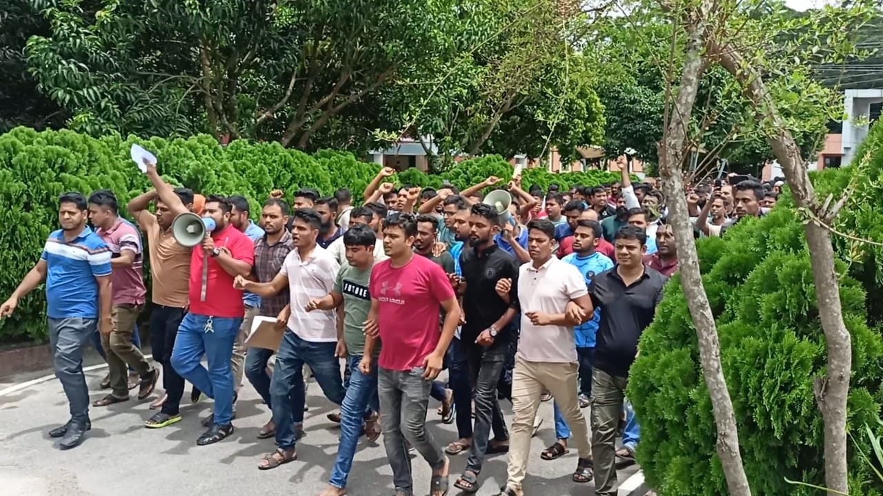 শরীয়তপুরে কর্মবিরতিতে এক হাজার পুলিশ