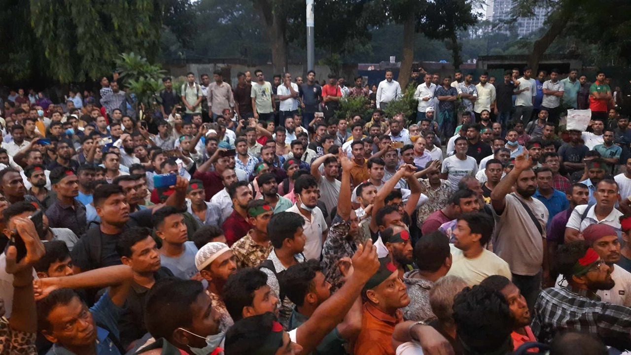 আইজিপির সঙ্গে বৈঠকের পর কাঁদলেন চাকরিচ্যুতরা, আন্দোলন প্রত্যাহার