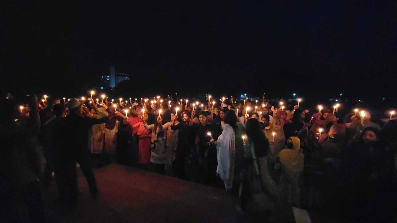 রাজবাড়ীতে ছাত্র আন্দোলনে নিহতদের স্মরণে মোমবাতি প্রজ্বলন