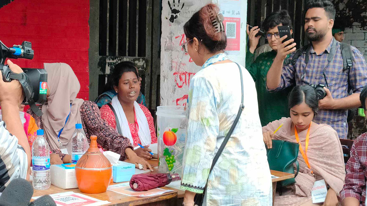 আজও টিএসসিতে স্বতঃস্ফূর্তভাবে ত্রাণ দিতে আসছেন অনেকে