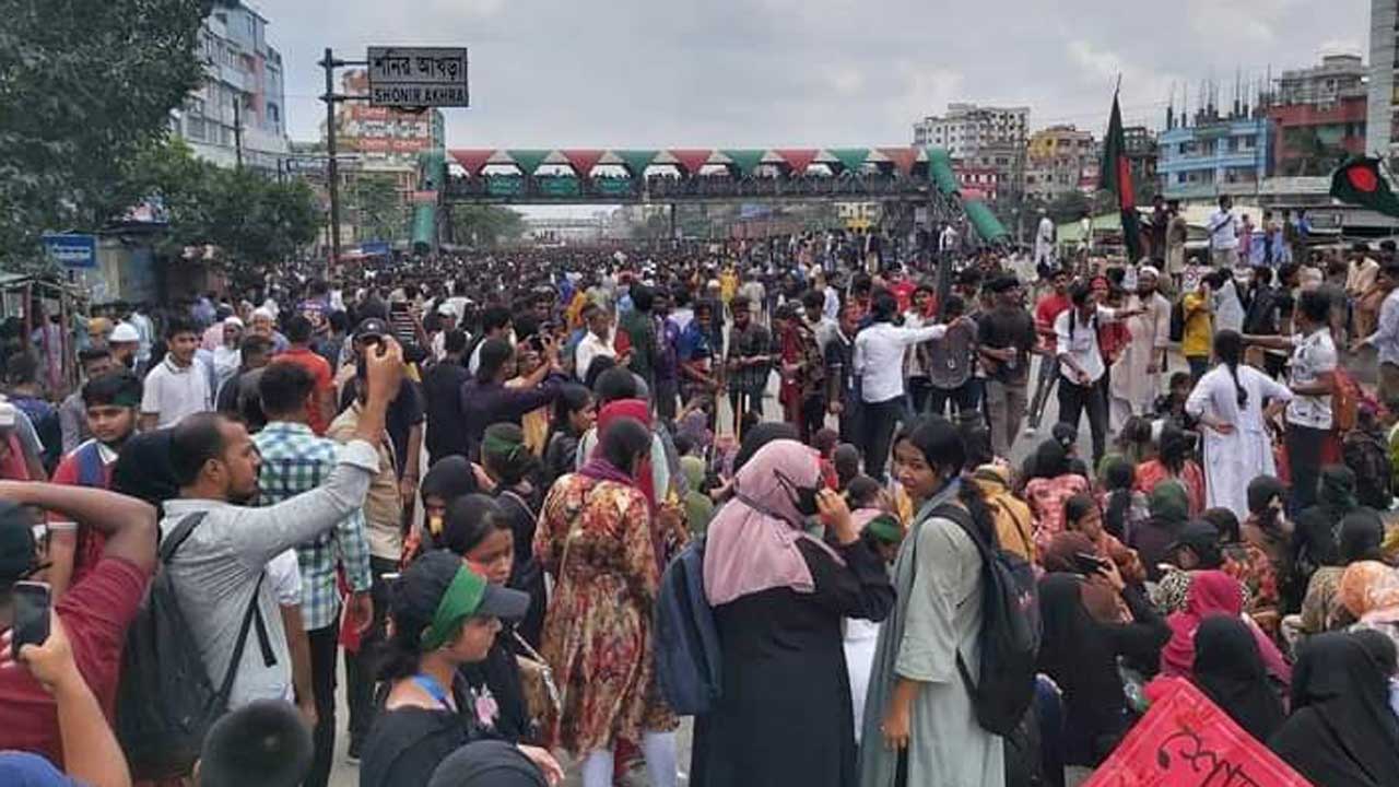 শনির আখড়ার সড়কে আন্দোলনকারীরা, বন্ধ ঢাকা-চট্টগ্রাম মহাসড়ক