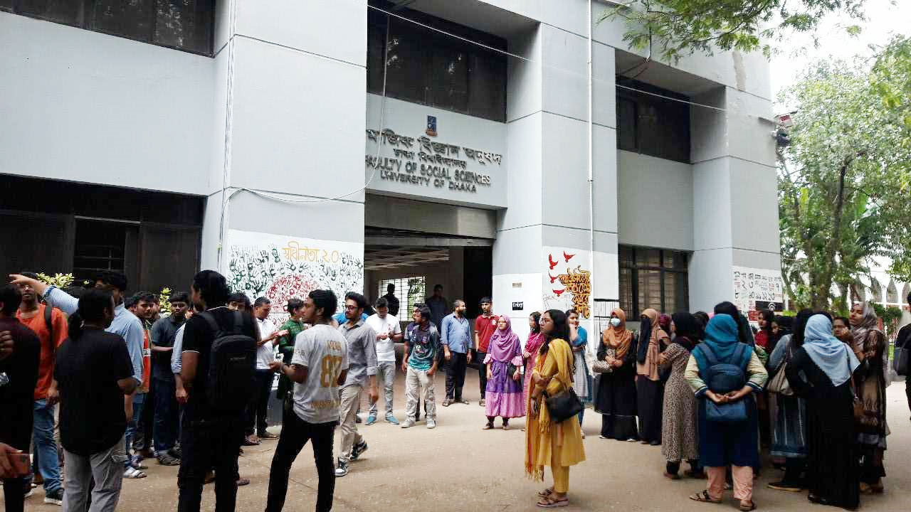 শিক্ষার্থীদের ‘শিবির’ ট্যাগ দেওয়া ঢাবি শিক্ষকের বহিষ্কার দাবি