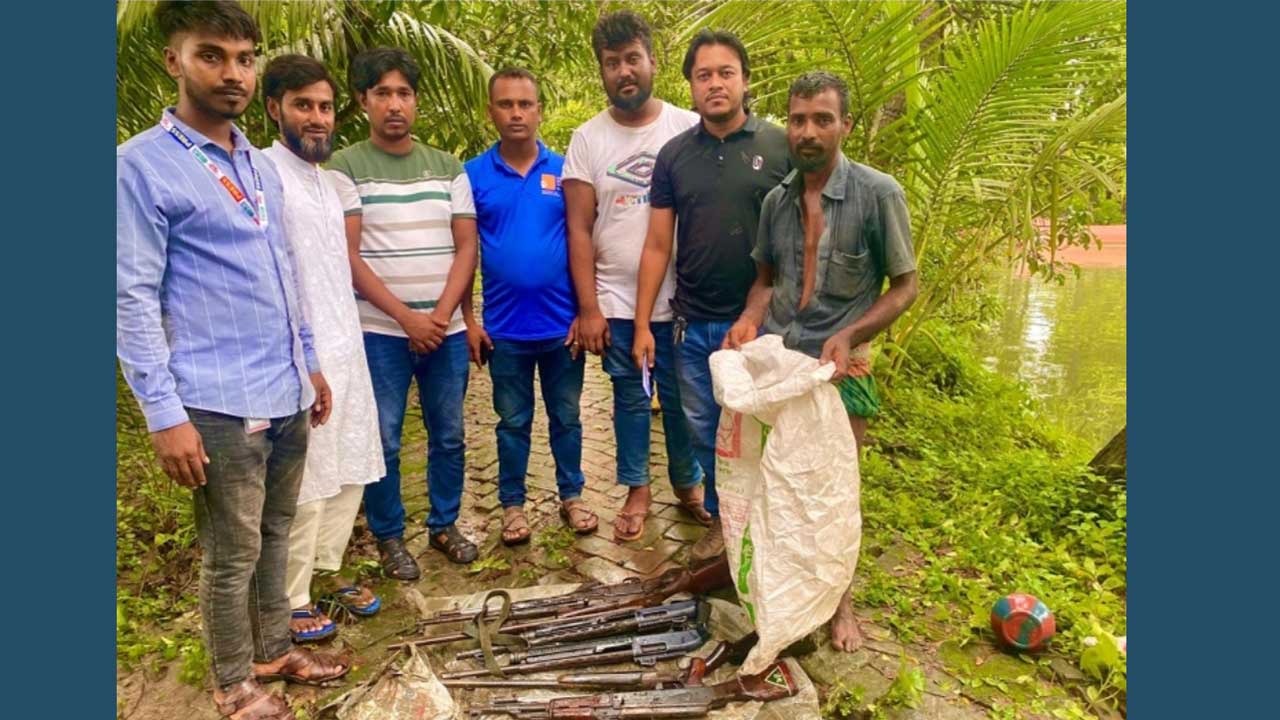 শ্যামনগর থানার লুট হওয়া অস্ত্র ও গুলি পুকুরের পাড় থেকে উদ্ধার