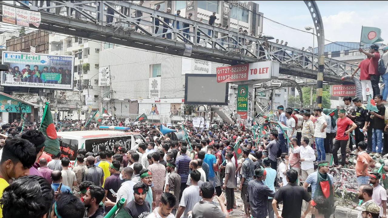 অনির্দিষ্টকালের কারফিউ শুরু, সড়ক ছাড়েননি শিক্ষার্থীরা