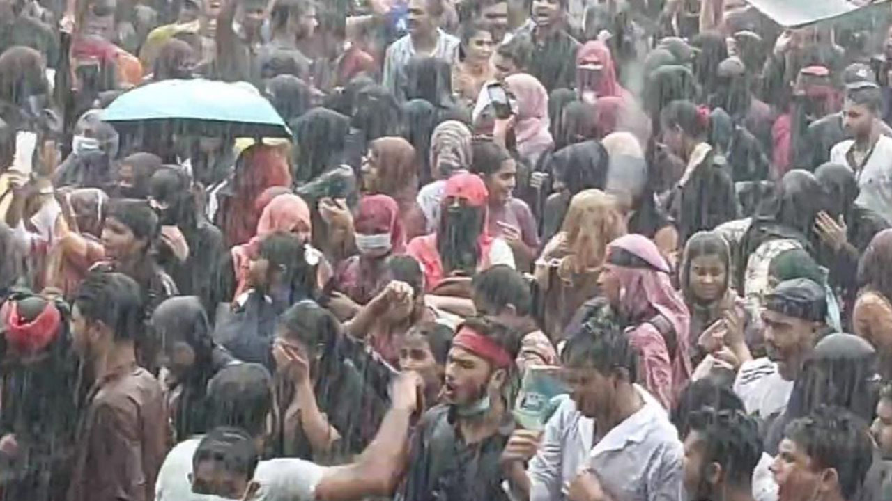 বৃষ্টি উপেক্ষা করে সিলেটের রাজপথে ছাত্র-জনতার বিক্ষোভ