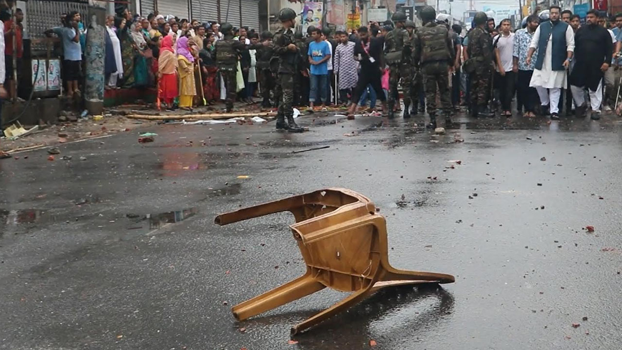 নওগাঁয় শিক্ষার্থীদের ওপর হামলা, আ.লীগের কার্যালয় ভাঙচুর