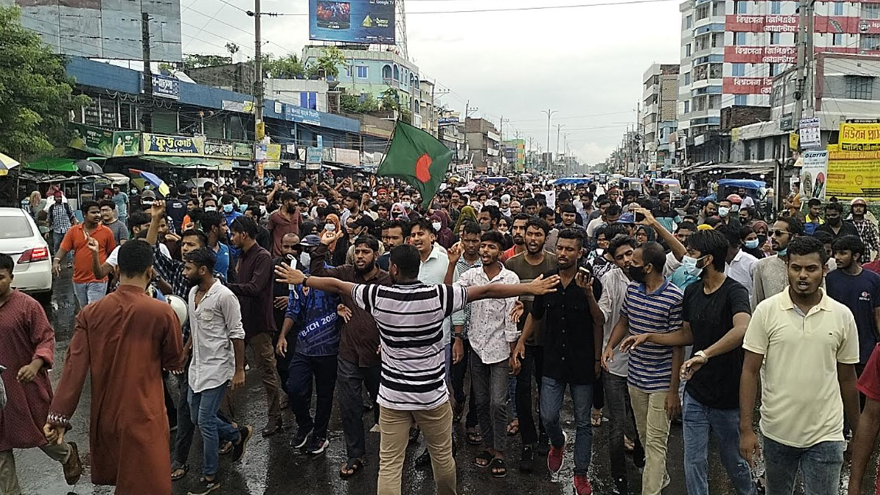 আন্দোলনকারীদের মিছিল-স্লোগানে উত্তাল কুষ্টিয়া