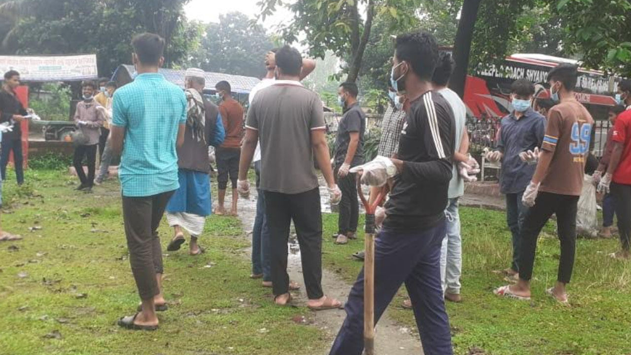 পঞ্চগড়ে সড়ক পরিষ্কার ও ট্রাফিক নিয়ন্ত্রণ করছেন শিক্ষার্থীরা