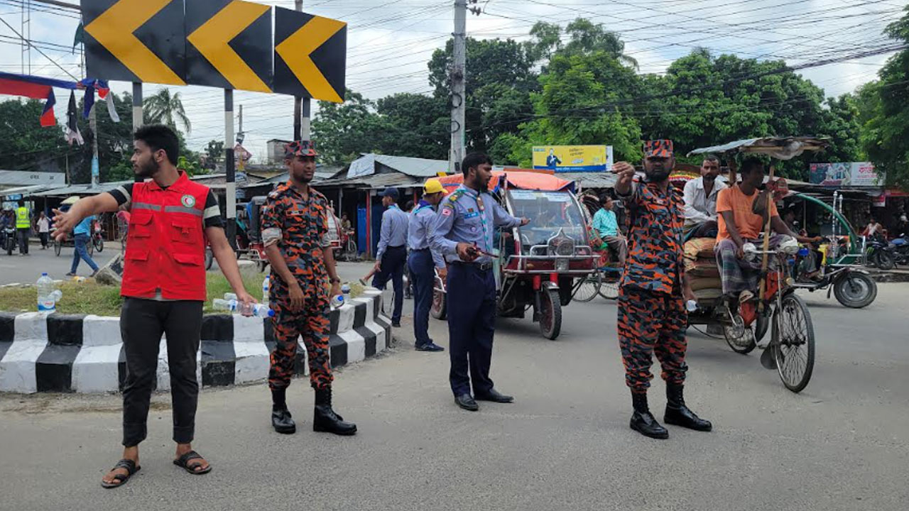 রাজবাড়ীতে ট্রাফিকের কাজ করছে ফায়ার সার্ভিস-স্কাউটস
