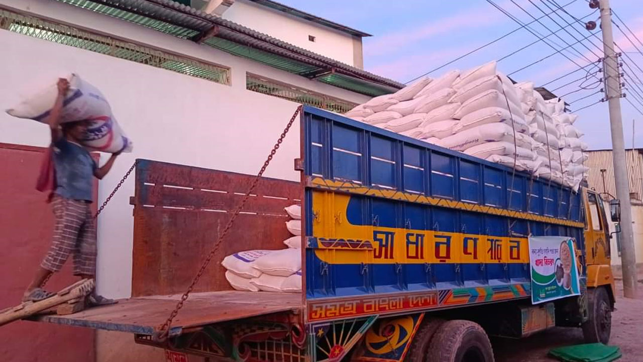 এবার বন্যার্তদের গবাদি পশুর জন্য পদক্ষেপ শায়খ আহমাদুল্লাহর