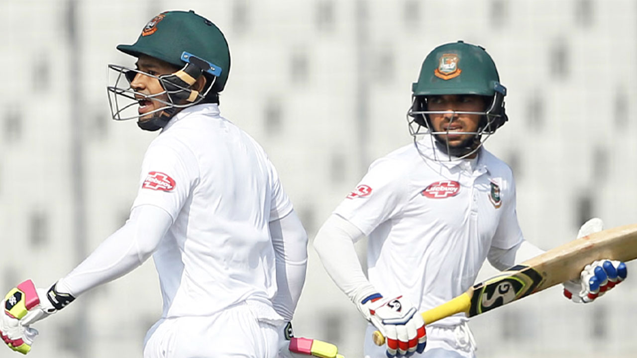 পাকিস্তানের উদ্দেশে দেশ ছেড়েছেন মুশফিক-মুমিনুলরা