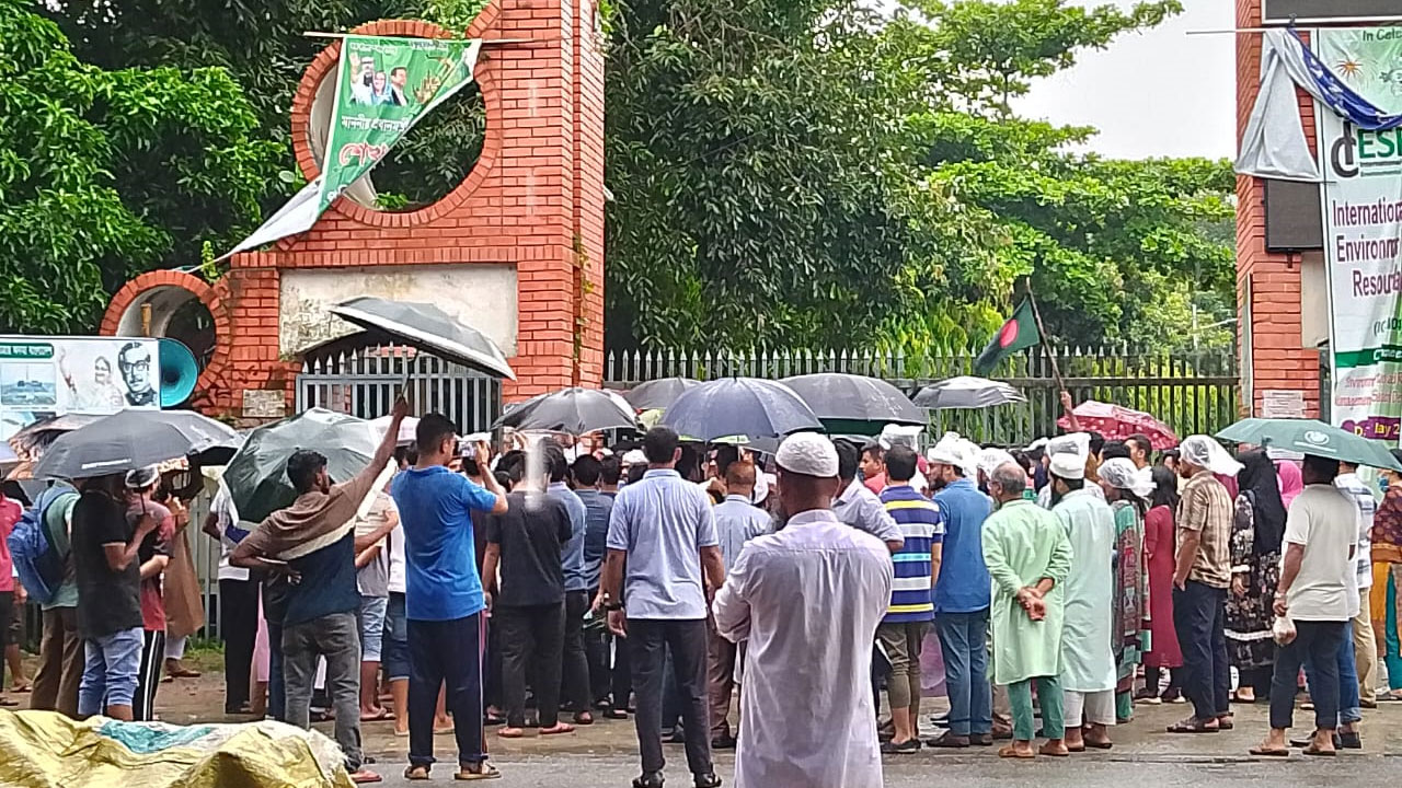 গেট ভেঙে ক্যাম্পাসে প্রবেশ করলেন মাভাবিপ্রবি শিক্ষার্থীরা