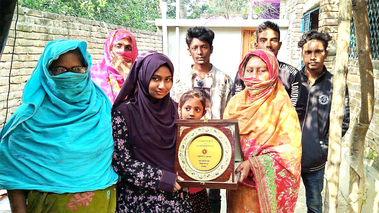 দক্ষতার পুরস্কার : প্রশংসায় ভাসছে প্রতিবন্ধী শিক্ষার্থী অনন্যা