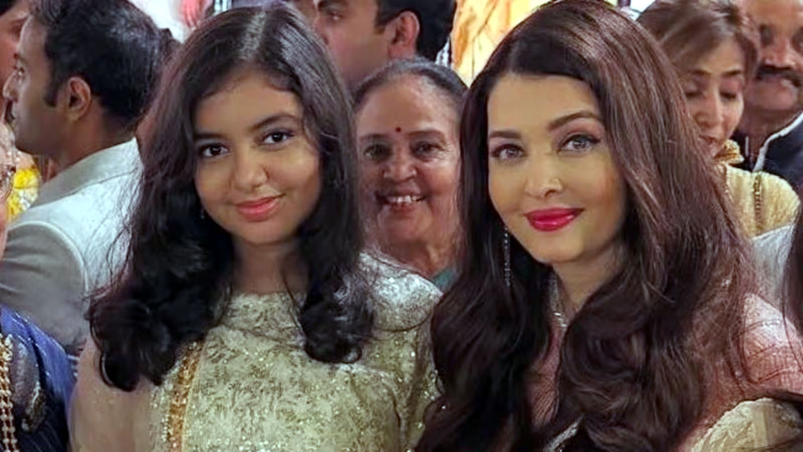 ১৩ বছর বয়সেই মায়ের সৌন্দর্যকে টেক্কা দিচ্ছেন আরাধ্যা