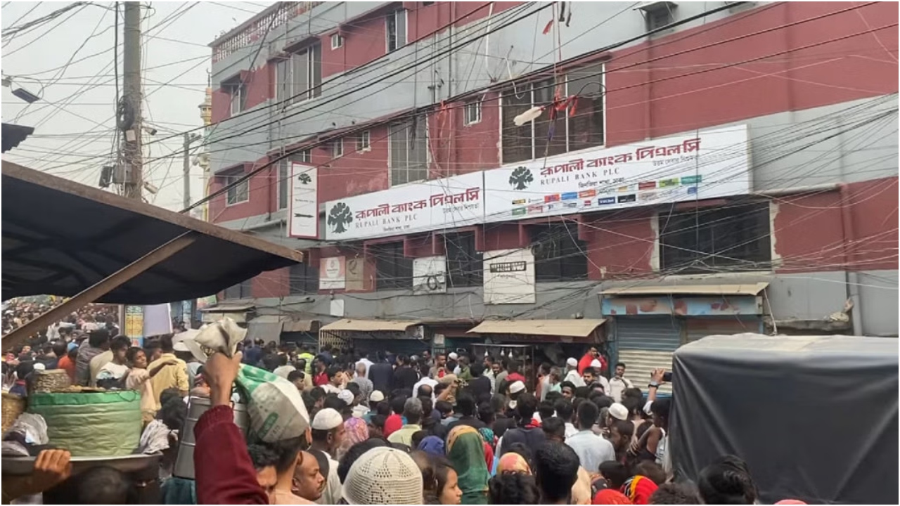 ব্যাংকের ভেতরে ডাকাতদল, যেকোনো সময় অভিযান