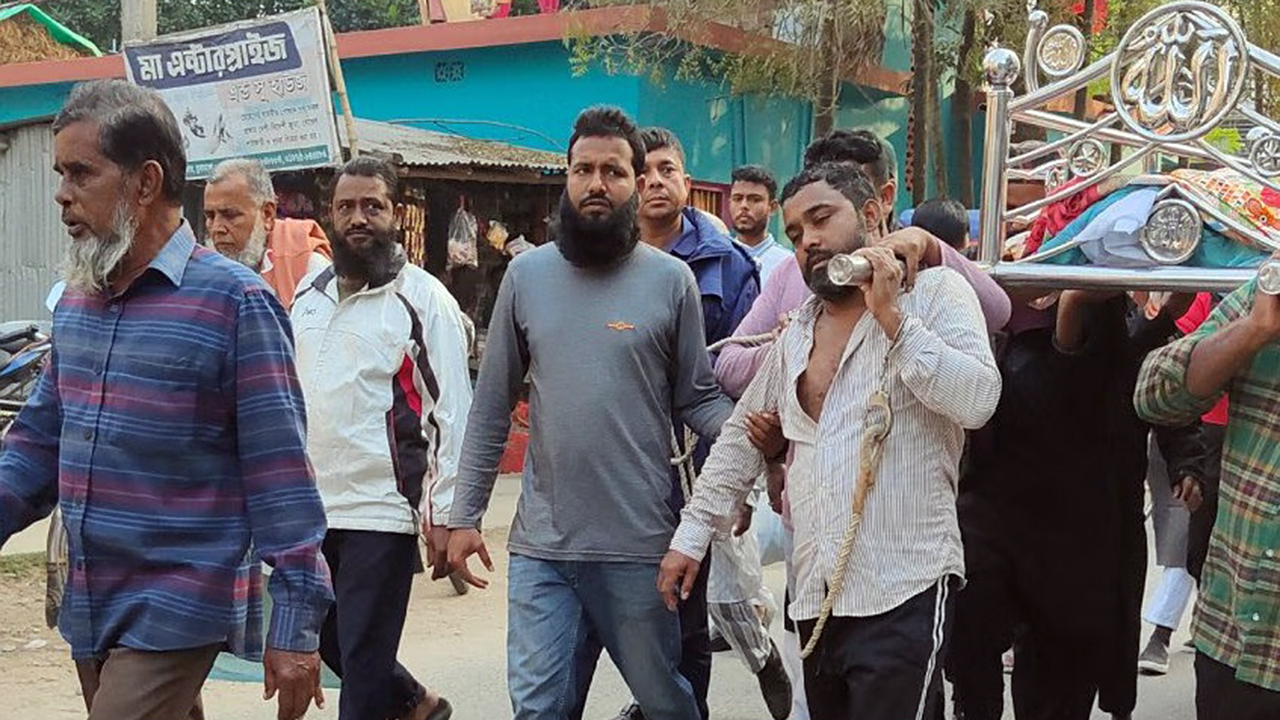 হাতকড়া নিয়ে মায়ের জানাজায় ছাত্রলীগ নেতা