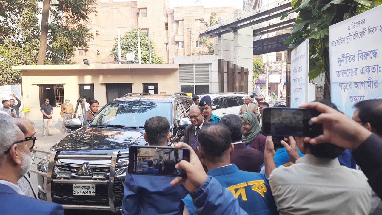 দুদকের নতুন চেয়ারম্যান মোমেন ও কমিশনার আজিজীর যোগদান